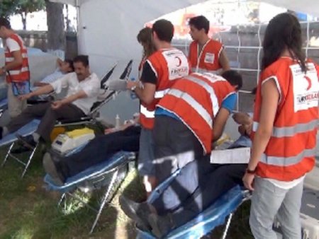 Muş'ta turistler kan bağışına teşvik için yürüdü