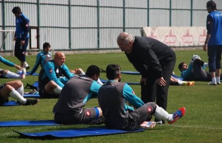 Mustafa Denizli, İzmir’den bir takım Süper Lig’e çıksın isterim