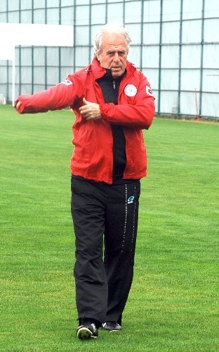 Mustafa Denizli: Geldiğimiz yoldan geri dönmeyiz