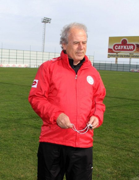 Mustafa Denizli: Şampiyonluk taraftar desteği ile gelir