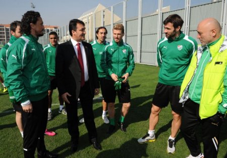 Mustafa Dündar, Hikmet Karam ve futbolcuları ziyaret etti