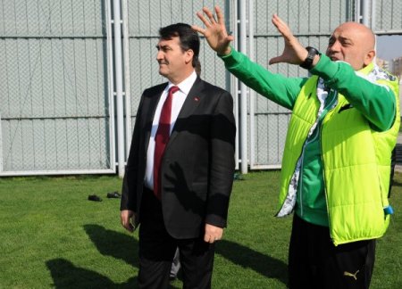 Mustafa Dündar, Hikmet Karam ve futbolcuları ziyaret etti