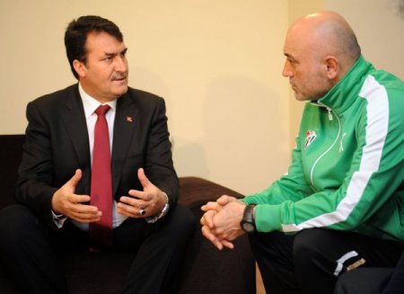 Mustafa Dündar, Hikmet Karam ve futbolcuları ziyaret etti