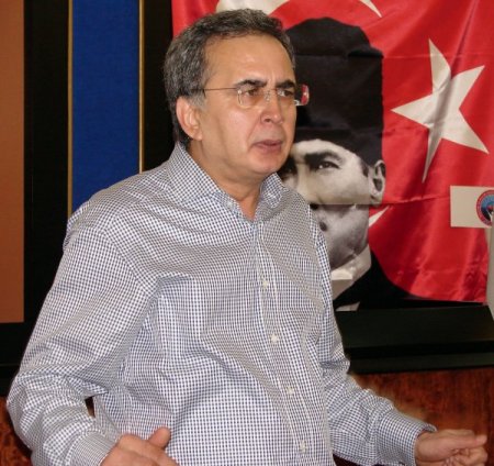 Mustafa Mutlu, Demokrasi Konulu Söyleşide Ak Parti’nin Kapatılmasını İstedi