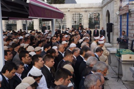 Mustafa Sungur toprağa verildi