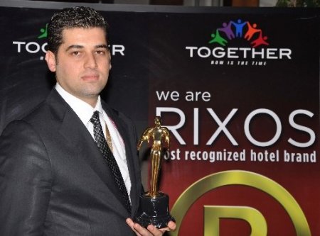 Müşterilerin Bavullarını Taşıyarak İşe Girdiği Rixos'ta Yılın Yöneticisi Oldu