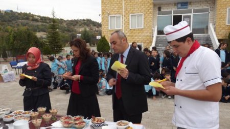 Mutlu Koleji aşure yarışması düzenledi