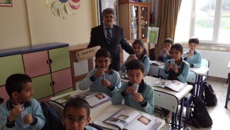 Mutlu öğrencilere süt dağıtıldı