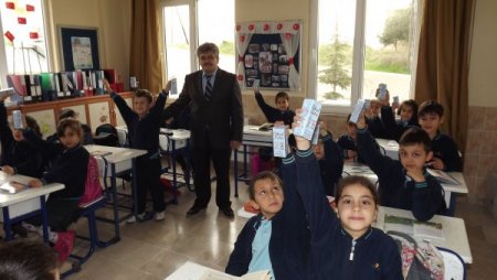 Mutlu öğrencilere süt dağıtıldı