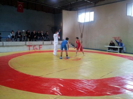 Mutlu Ortaokulu, güreşte Mersin üçücüsü oldu