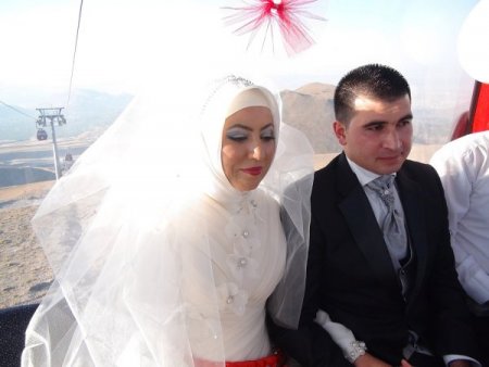 Mutluluğa ilk adımı, Erciyes'te gondolda attılar