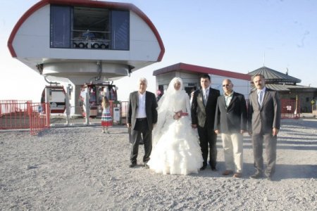 Mutluluğa ilk adımı, Erciyes'te gondolda attılar