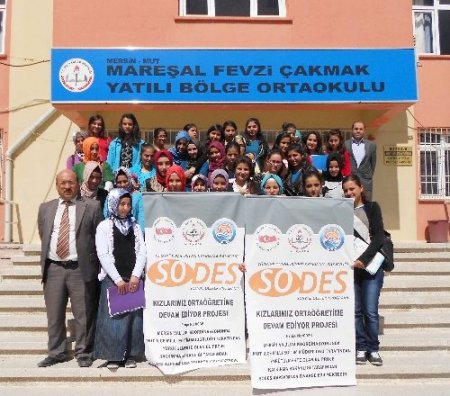 Mut'ta 50 kız öğrenci ücretsiz üniversiteye hazırlanıyor