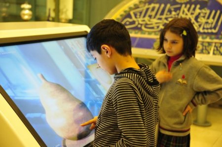 Müzelere gelen ziyaretciler dijital ortamda çini yapacak