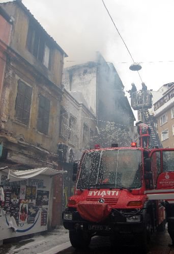 Müzik Aletleri İmalathanesindeki Yangın Korkuttu