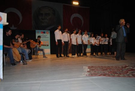 Müzik Şöleninde Öğrenci Ve Dengbejler Hünerlerini Sergiledi