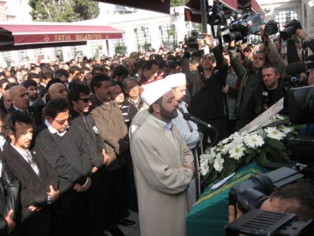 Müzisyen Cemil Özeren son yolculuğuna uğurlandı