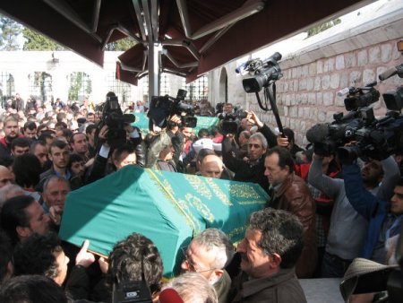 Müzisyen Cemil Özeren son yolculuğuna uğurlandı