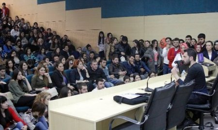 Müzisyen ve oyuncu Erdem Yener, SAÜ'de öğrencilerle buluştu