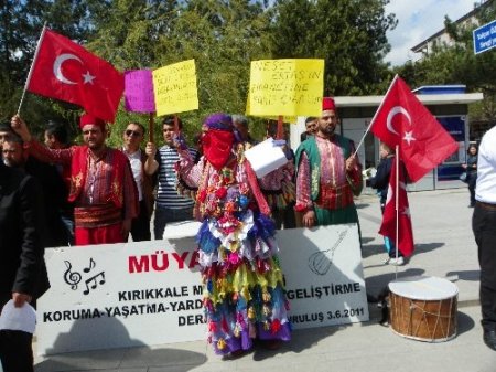 Müzisyenler, sokakta düğünlere yasa gelmesine tepki gösterdi
