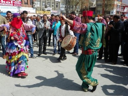 Müzisyenler, sokakta düğünlere yasa gelmesine tepki gösterdi