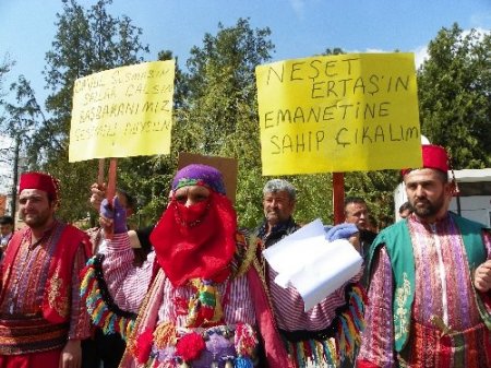 Müzisyenler, sokakta düğünlere yasa gelmesine tepki gösterdi