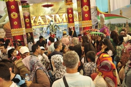 Myanmar standı ziyaretçi akınına uğradı