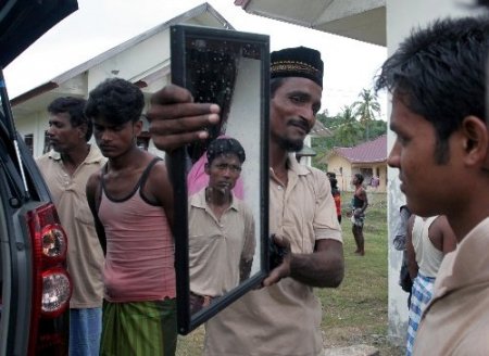 Myanmar'dan sallarla kaçan Müslümanlar, Endonezya'ya sığındı