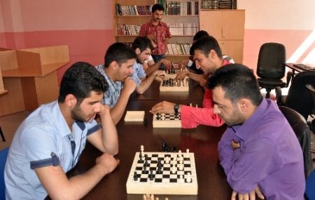 MYO öğrencileri satranç turnuvasında ter döktü