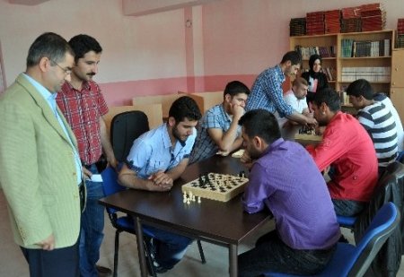 MYO öğrencileri satranç turnuvasında ter döktü