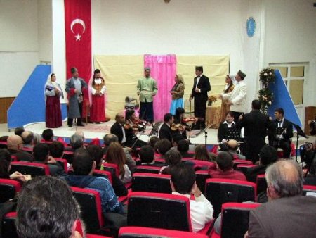 Nahçıvan Devlet Üniversitesi Tiyatro Ve Opera Topluluğu 'arşın Malalan' Operası Büyük Beğeni Aldı