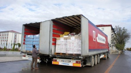 Nahçıvan'dan 4 Tır Deprem Yardımı Yola Çıktı