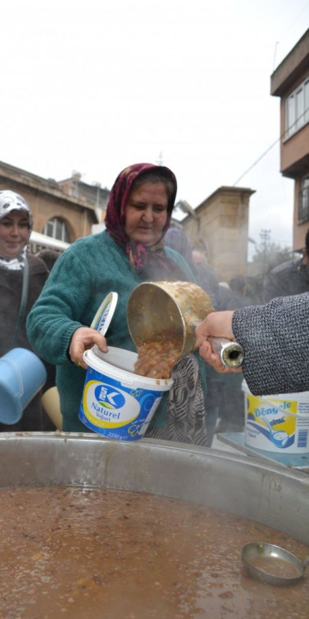 Namaz sonrası aşure dağıtıldı