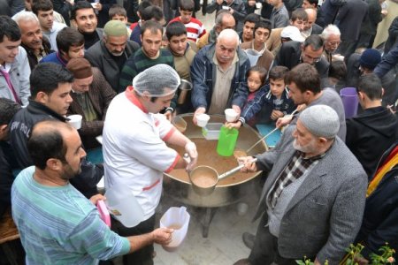Namaz sonrası aşure dağıtıldı