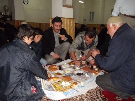 Namazdan sonra kahvaltı programı camiye ilgiyi arttırdı