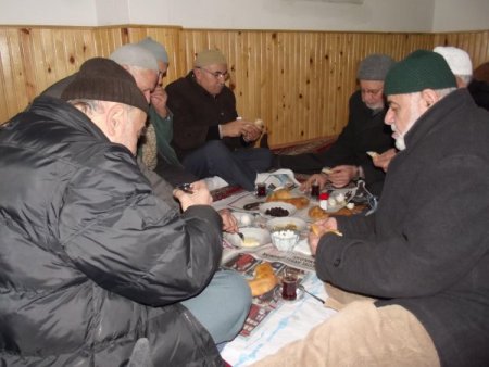 Namazdan sonra kahvaltı programı camiye ilgiyi arttırdı