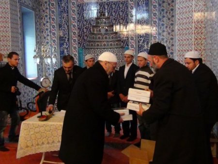 Namazı camide kılan öğrenciler tablet bilgisayara kavuştu