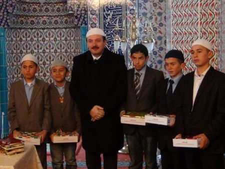 Namazı camide kılan öğrenciler tablet bilgisayara kavuştu