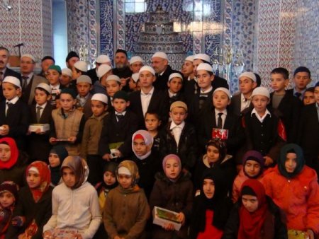 Namazı camide kılan öğrenciler tablet bilgisayara kavuştu