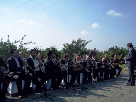 Narenciye işçileri hasat şenliğinde halay çekti