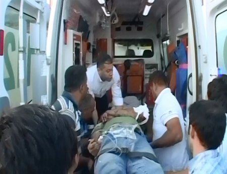 Narenciye yüklü TIR devrildi mandalinalar yollara saçıldı