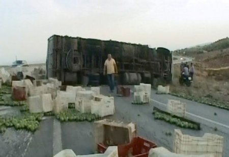 Narenciye yüklü TIR devrildi mandalinalar yollara saçıldı