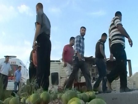 Narenciye yüklü TIR devrildi mandalinalar yollara saçıldı