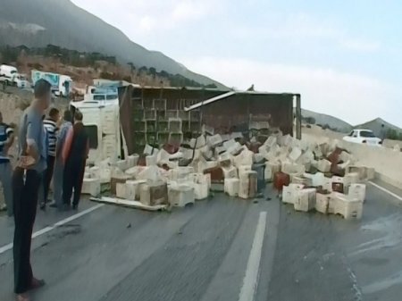 Narenciye yüklü TIR devrildi mandalinalar yollara saçıldı