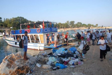 Narlıkuyu Koyundaki Çöp Yığınına Tatilcilerden Tepki