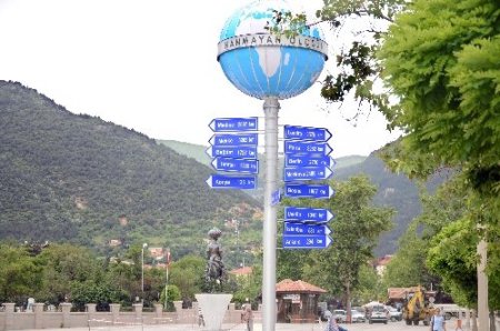 Nasreddin Hoca'nın 'İnanmayan Ölçsün Anıtı' ilgi görüyor