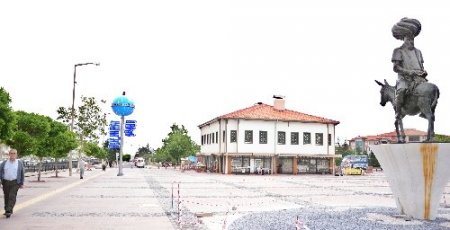 Nasreddin Hoca'nın 'İnanmayan Ölçsün Anıtı' ilgi görüyor