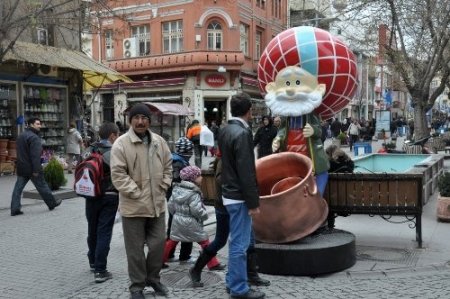 Nasrettin Hoca'nın 'doğuran kazan' heykeli ilgi odağı oldu