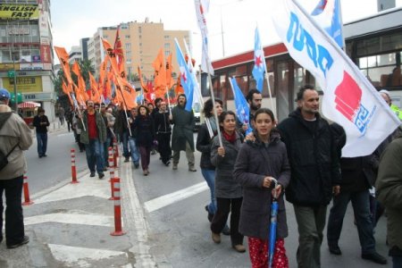 NATO üslerinin kapatılmasını isteyen grup yürüyüş yaptı