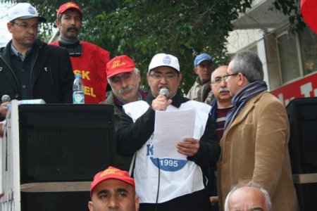 NATO üslerinin kapatılmasını isteyen grup yürüyüş yaptı